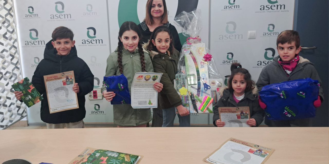 Entrega de lotes de regalos educativos y libros